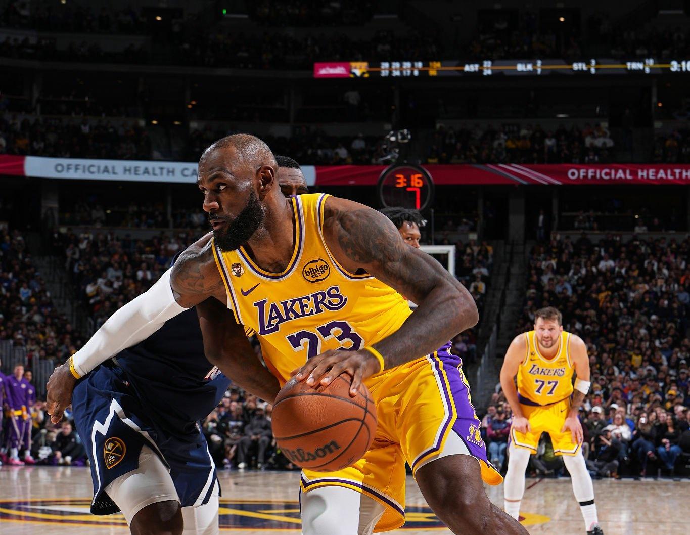 天博体育官方网站-湖人防守回暖破敌！詹皇砍准三双+回应落选全明星首发：毫无反应