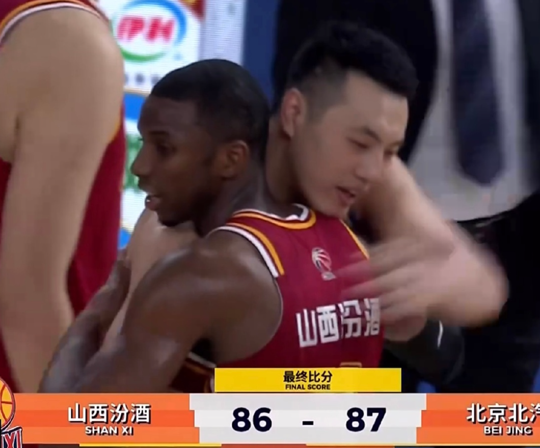 天博体育登录入口-太硬了！翟晓川双腿缠满绷带罚球制胜 5人伤停许利民盛赞全队坚韧